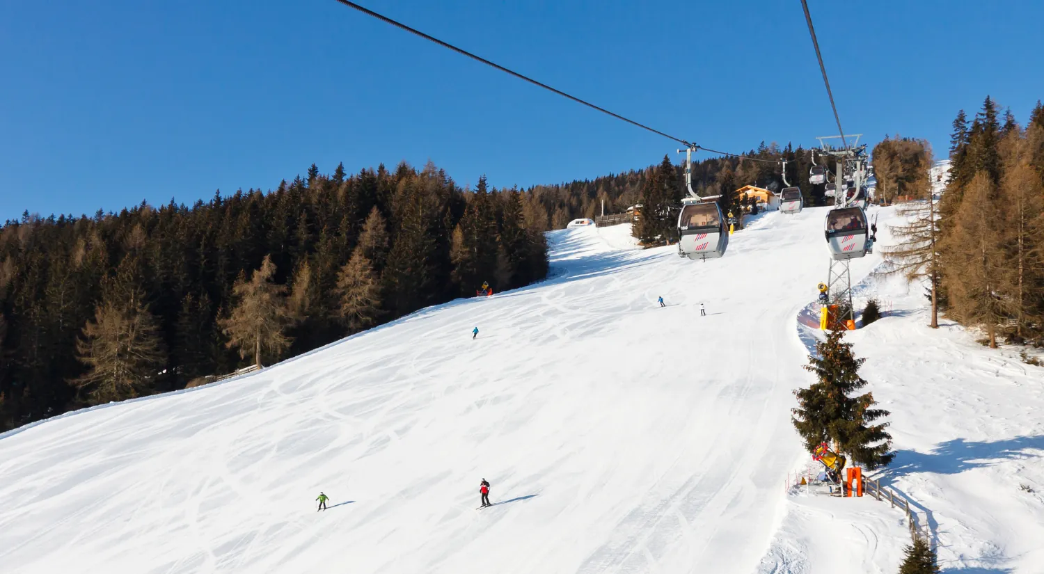 Gondelbahn über einer sonnigen Skipiste