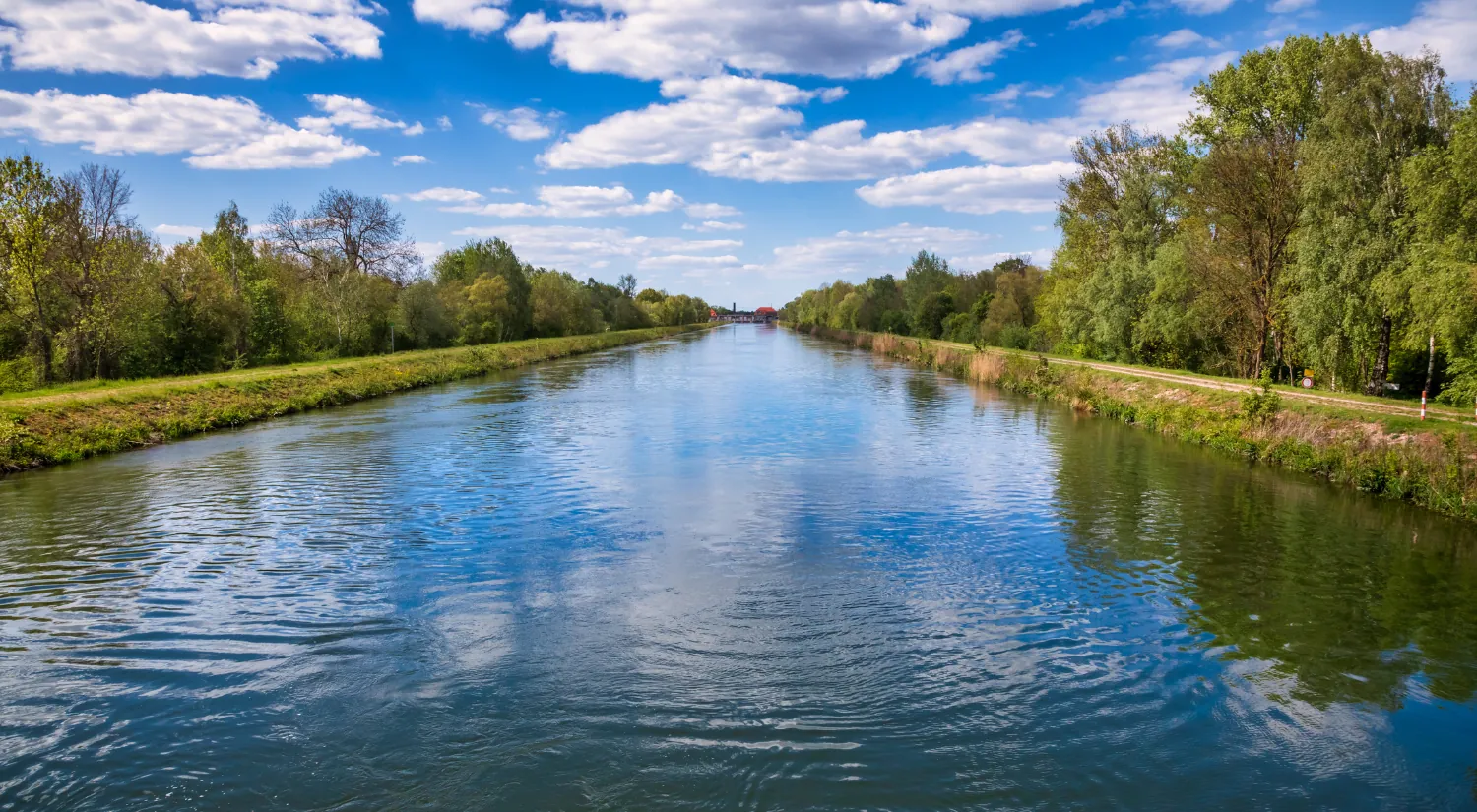Fluss mit Uferwegen an einem Sommertag
